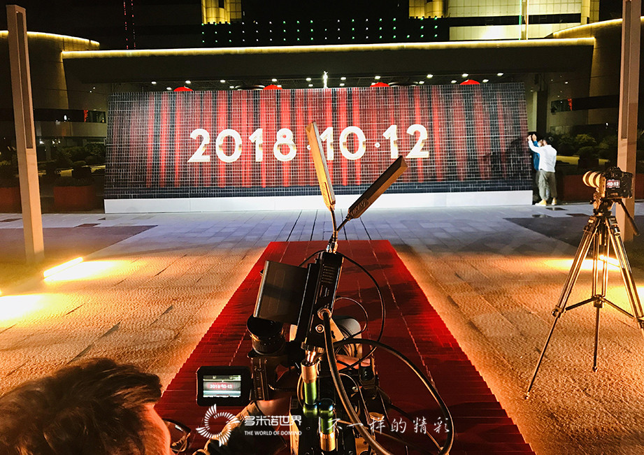 美侖美奐多米諾骨牌秀開(kāi)場(chǎng)，金鷹女神華麗登場(chǎng)